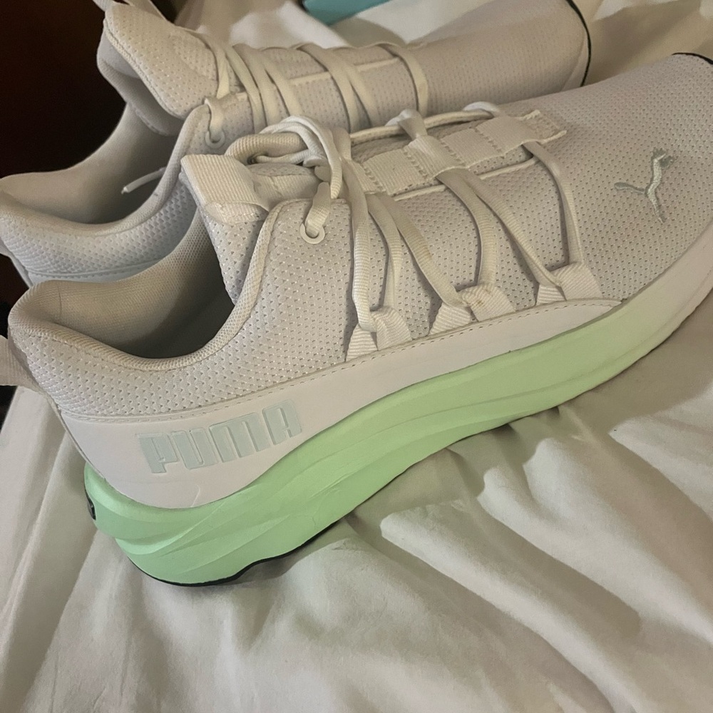 They are a lil big on me I’ve only worn them twice !